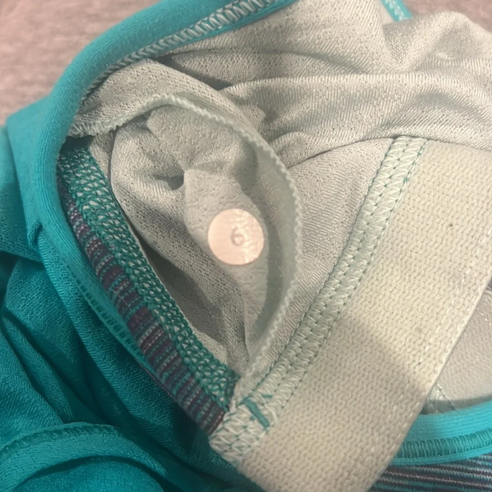 🔹 Lululemon Tank Top Bra Combo